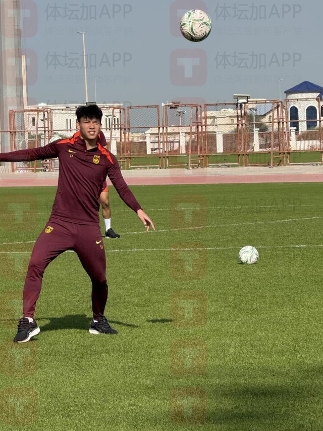 10-王钰栋在训练场上秀脚法.jpg